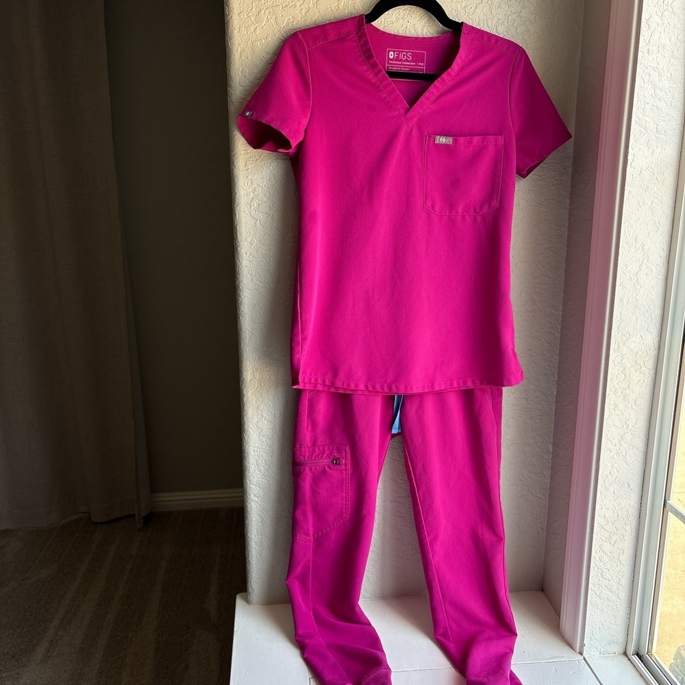 FIGS Technical Collection Women XXS Scrub Set Pink V-Neck Jogger Pants